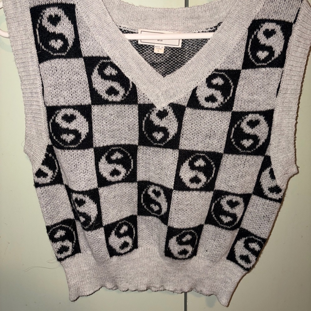 Checker Yin-Yang V-Neck Sweater Vest - Gray/Black JUNIOR L